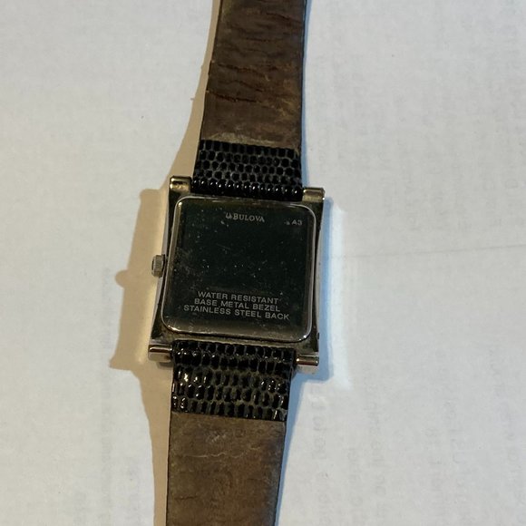 Vintage Bulova leather band quartz tank wristwatch, new battery main image 6